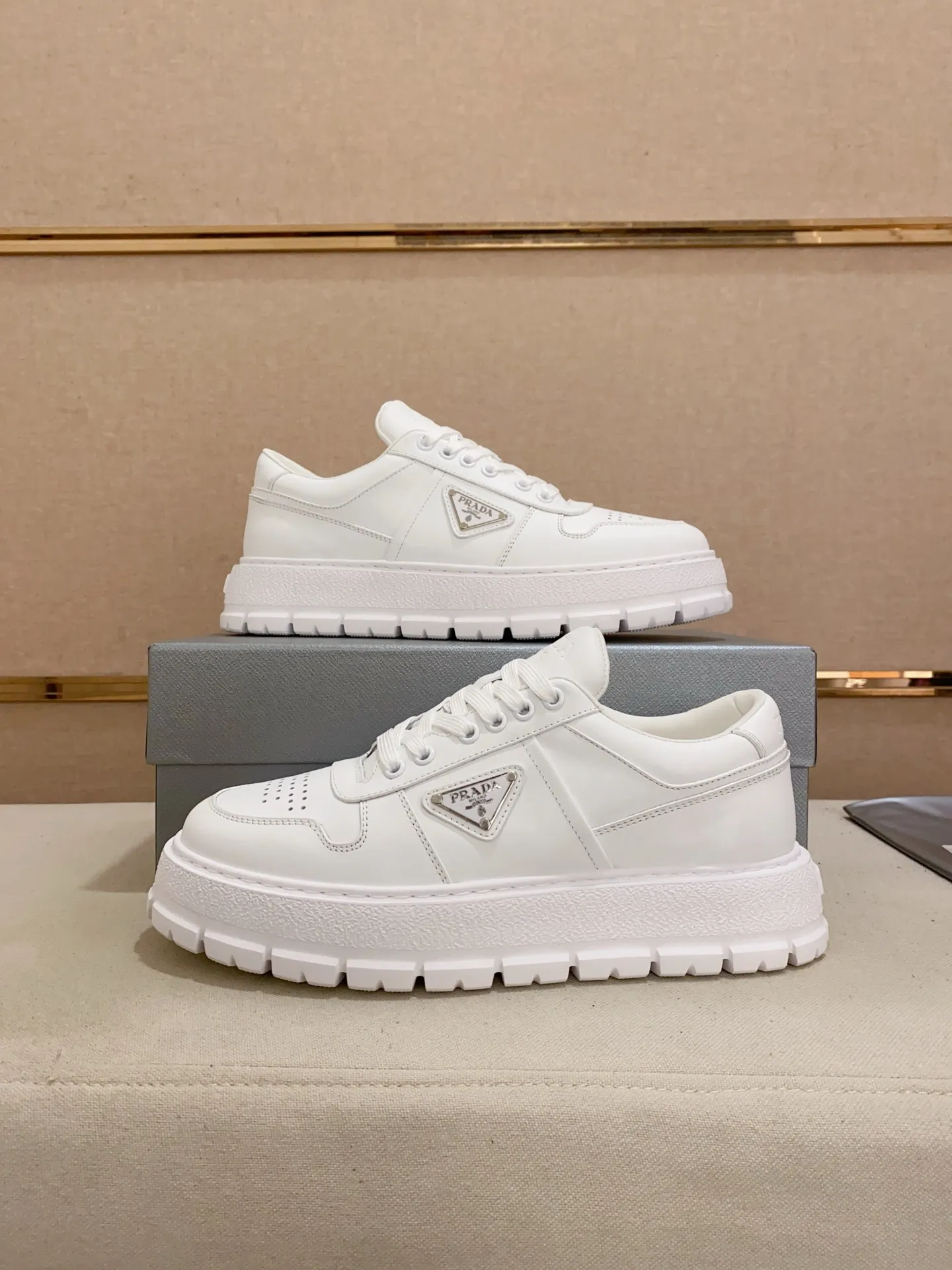 Men's shoes💰 620💰 ✔️✔️✔️Higher version High-quality new PRADA counters are launched simultaneously. The new men's shoes and 😘fabrics are selected from first-layer cowhide and are made by pure handicrafts. Lining: Full cowhide lining. 👍🏿 High-end ☄️ air-cushion molded anti-slip rubber outsole, exquisite lines, simple and elegant, comfortable and high-end for leisure travel. Code number: 38 to 44